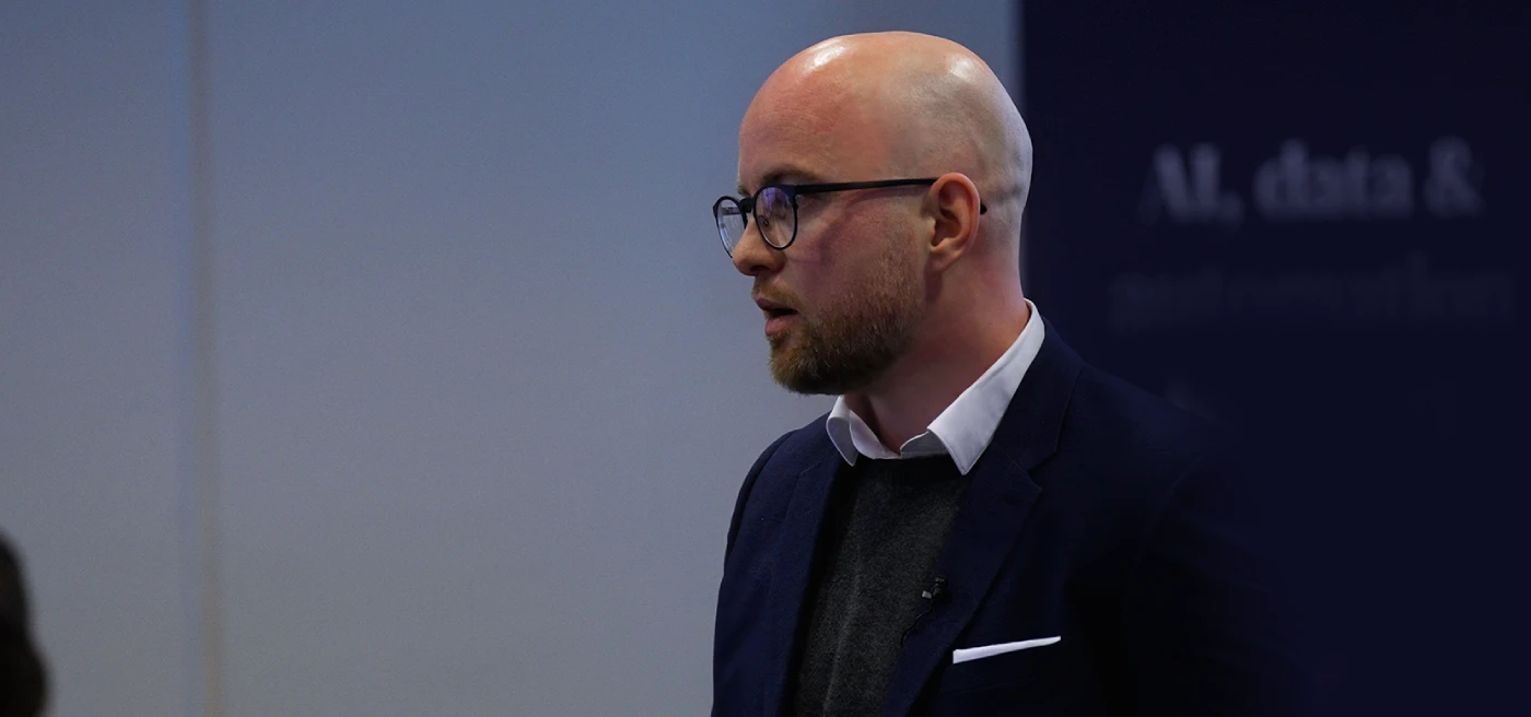 Tommy underviser på et AI-kursus